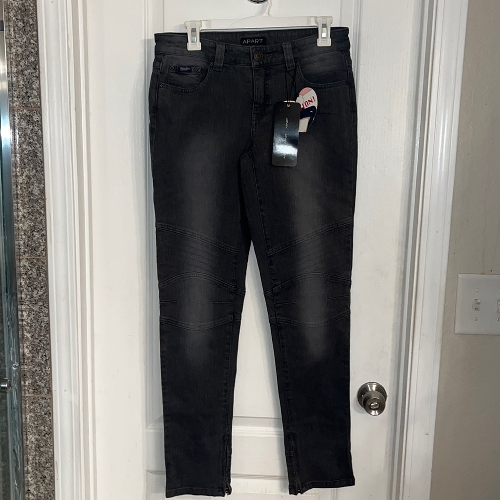 NWT APART jeans, size 6